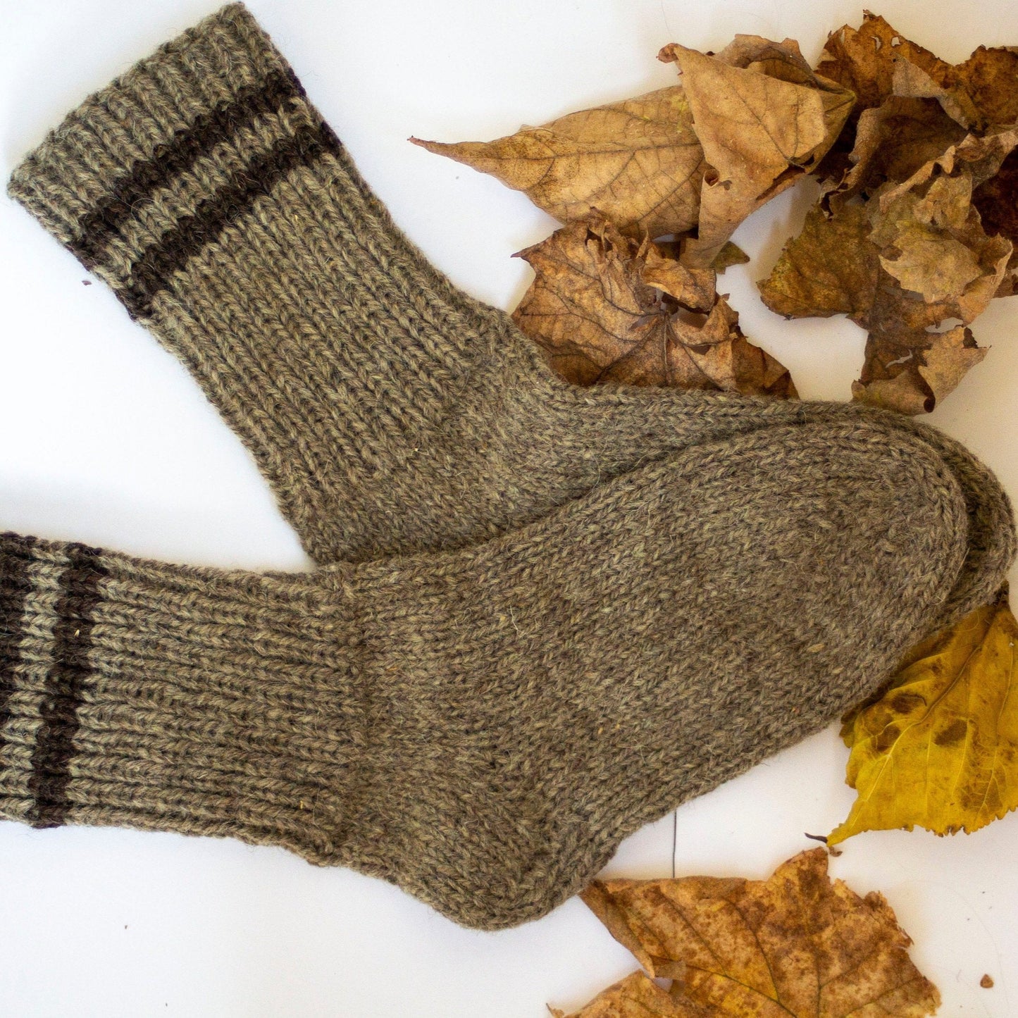 Dicke und warme handgestrickte Socken aus 100 % natürlicher Wolle für den Winter