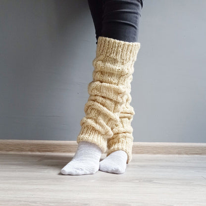 Handgemachte dicke Overknee-Beinswärmer aus 100 % natürlicher Wolle mit Zopfmuster