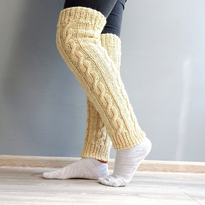 Handgemachte dicke Overknee-Beinswärmer aus 100 % natürlicher Wolle mit Zopfmuster
