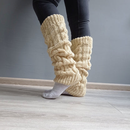 Handgemachte dicke Overknee-Beinswärmer aus 100 % natürlicher Wolle mit Zopfmuster