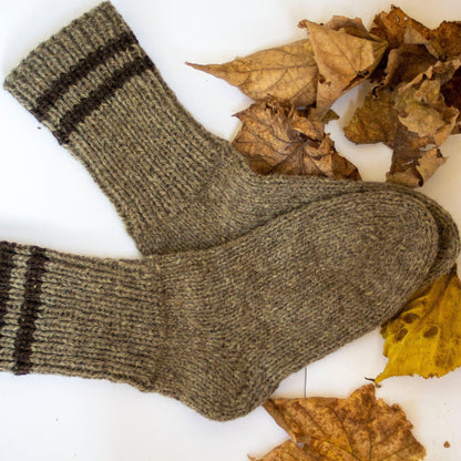 Dicke und warme handgestrickte Socken aus 100 % natürlicher Wolle für den Winter
