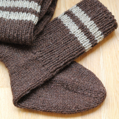 Dicke und warme handgestrickte Socken aus 100 % natürlicher Wolle für den Winter